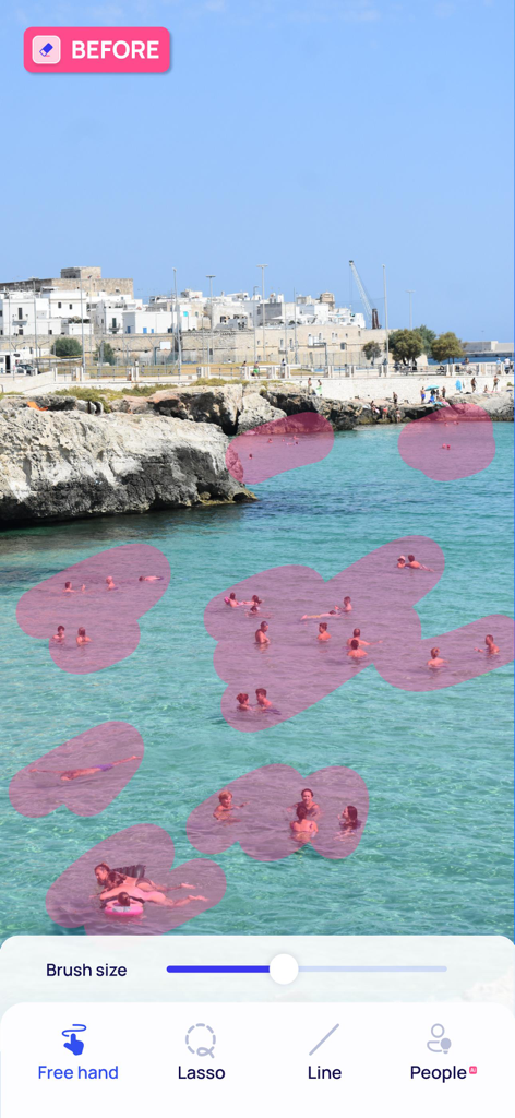 해변 장면을 보여주는 사진 편집 앱 인터페이스로, AI 도구를 사용하여 자동 제거를 위해 분홍색으로 강조 표시된 여러 명의 사람이 있음