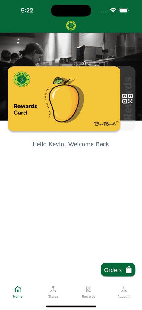 Real Fruit Bubble Tea - Écran d'accueil de l'application Real Fruit Bubble Tea montrant une carte de fidélité numérique avec une illustration de mangue et un message de bienvenue