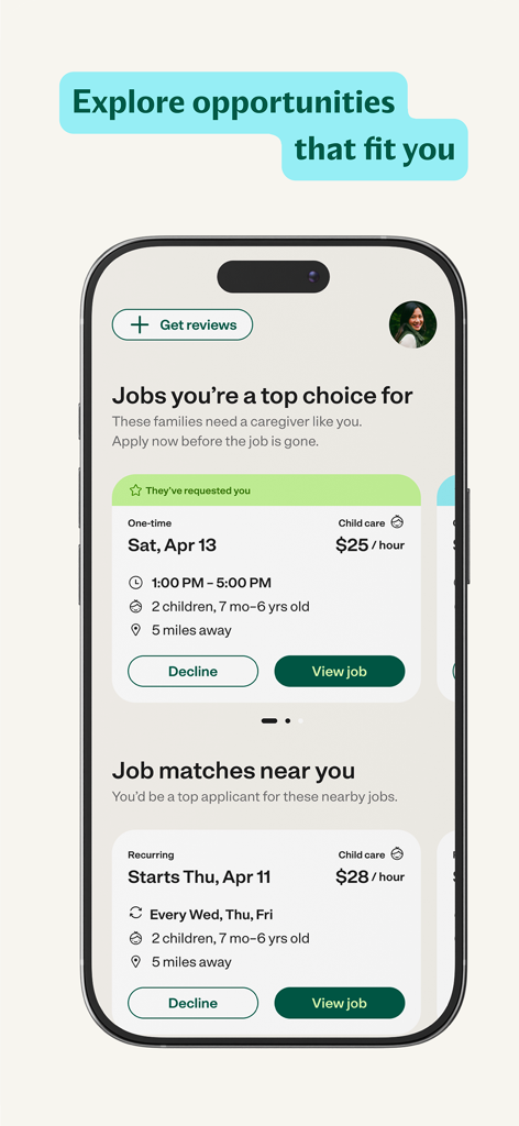 Care.com Caregiver: Find Jobs - 맞춤형 구인 기회와 시간당 요금이 명시된 아동 돌봄 요청을 보여주는 Care.com 돌봄 제공자 앱의 모바일 인터페이스.