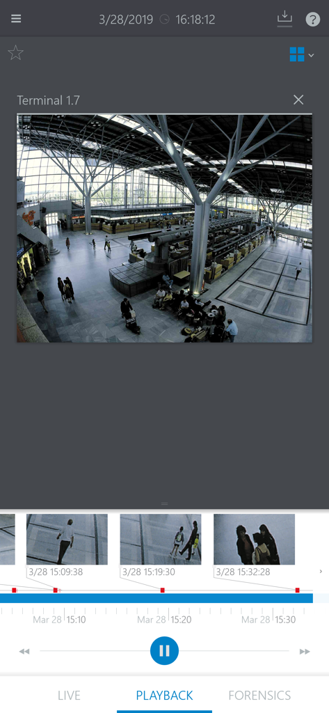 Bosch Video Security - Schermata di riproduzione dell'app Bosch Video Security che mostra un video di un terminal aeroportuale con una timeline e miniature di anteprima.