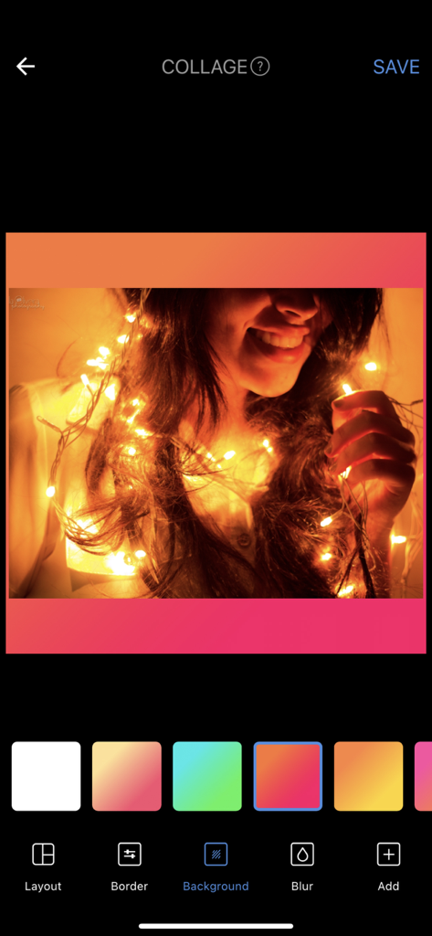 Photo Collage - Photo Editor - Foto de una mujer sonriente con luces de hadas siendo editada con un fondo degradado rosa cálido y naranja en la aplicación Photo Collage.