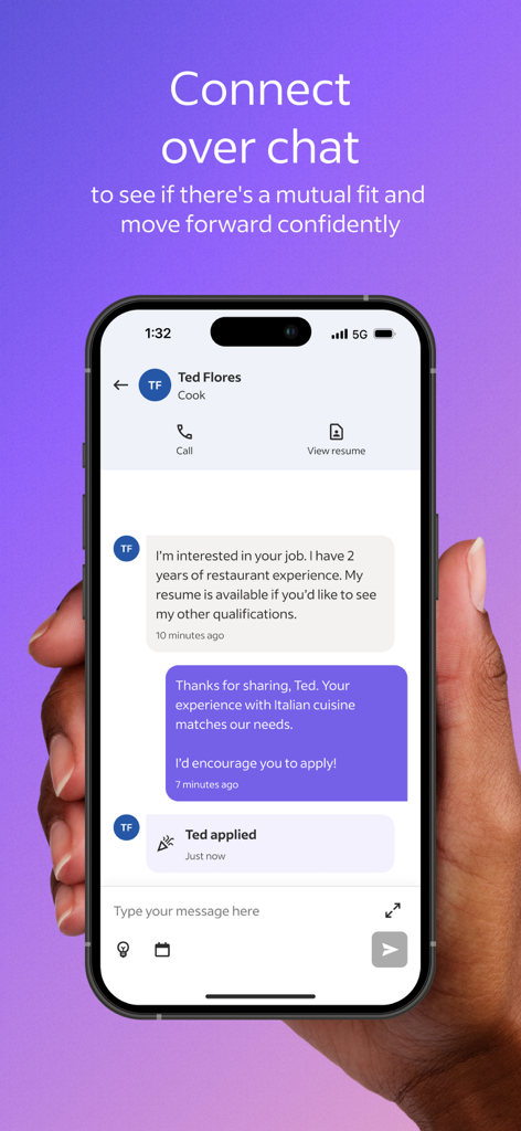 Indeed for Employers - Un écran de smartphone montrant l'application Indeed pour les employeurs avec une conversation de chat directe entre un responsable du recrutement et un candidat.