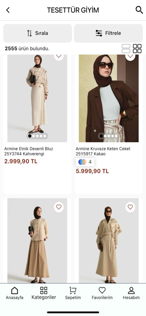 Interfaccia dell'app Armine che visualizza un catalogo di prodotti di moda modesta per donna, inclusi camicette e giacche.