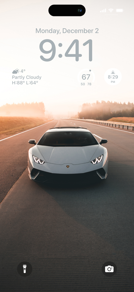 Cool Aesthetic Wallpapers 4K - モバイルロック画面に表示される、日の出の霧深い道路上の白いスポーツカー