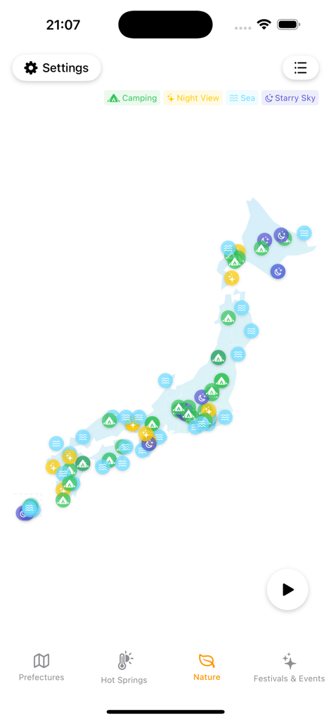 앱 내 캠핑 및 해안 경관과 같은 자연 명소 아이콘을 보여주는 일본 지도