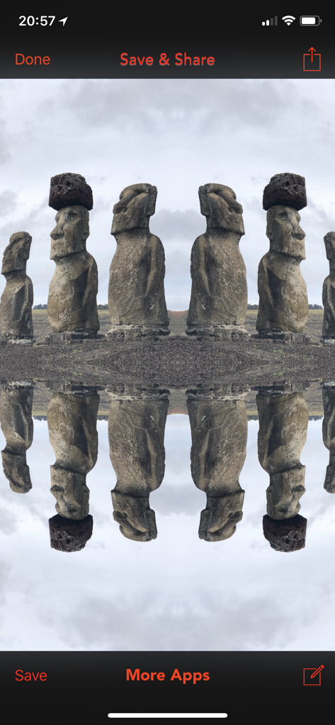 Efecto de espejo caleidoscópico simétrico aplicado a una foto de estatuas Moai.