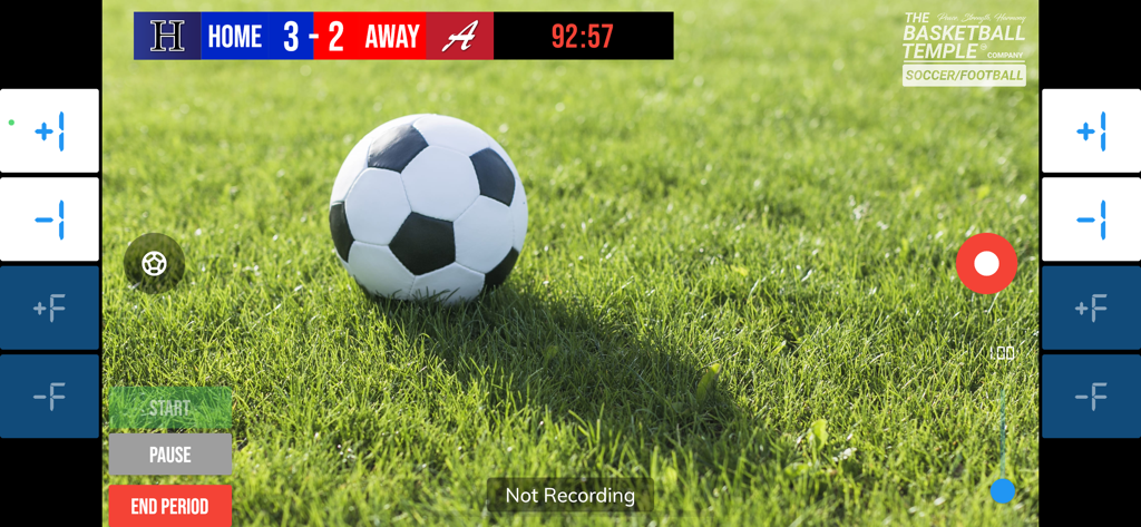 BT Soccer/Football Camera - Interfaz de la aplicación BT Cámara de Fútbol grabando un partido con superposición de marcador y temporizador en vivo en un campo de fútbol