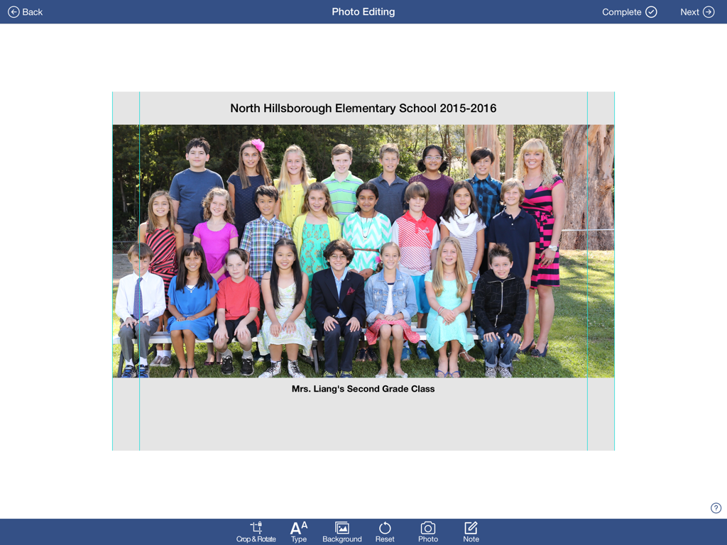 Pantalla de edición de la aplicación iTag Smiles que muestra una foto grupal escolar con encabezados y pies de foto de texto