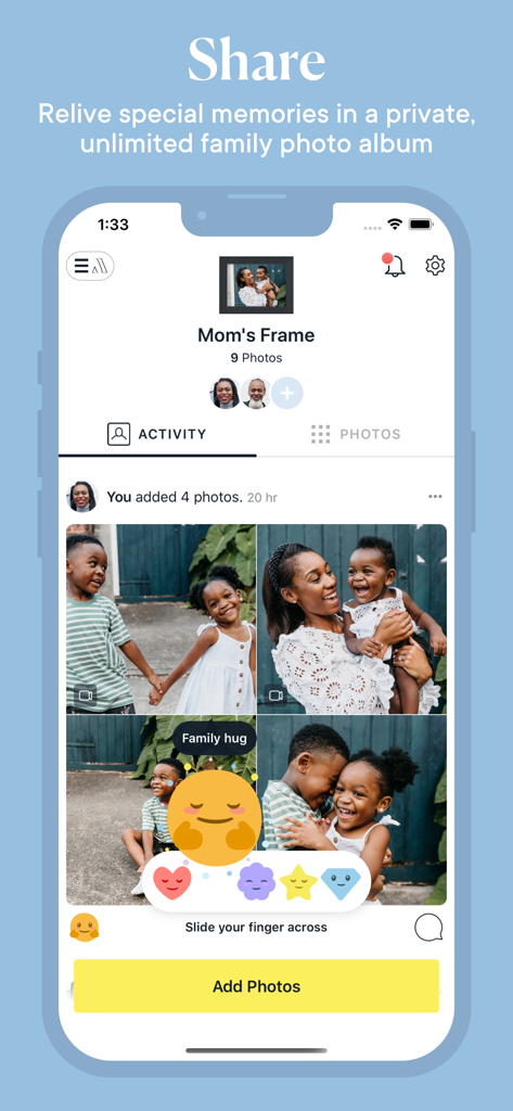 Aura Frames App-Oberfläche, die einen privaten Familienfotoalbum-Aktivitätsfeed mit Fotos und Reaktionen zeigt