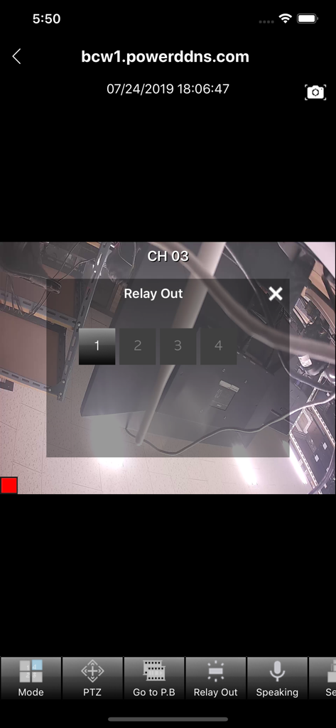 CCTV Smart Viewer - Interface do aplicativo CCTV Smart Viewer exibindo um feed de câmera de segurança ao vivo com uma sobreposição de controle de relé para gerenciar dispositivos externos