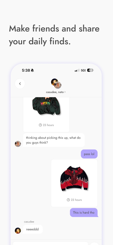 Bins | Shop, Sell, Share - ユーザーが友達とビンテージ衣料品の発見を共有し、話し合っているグループチャットを示すBinsアプリのインターフェース。