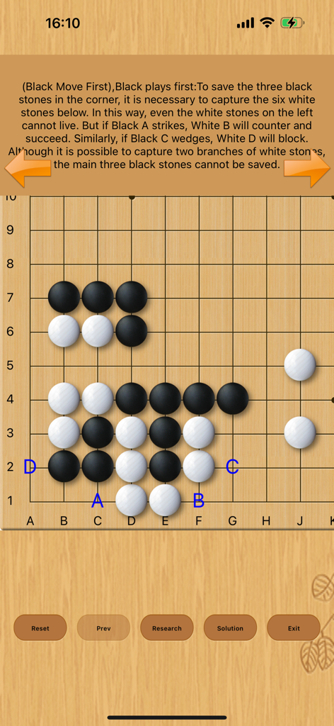 Um quebra-cabeça de tabuleiro de Go com pedras pretas e brancas e explicações táticas no aplicativo Tesuji Library