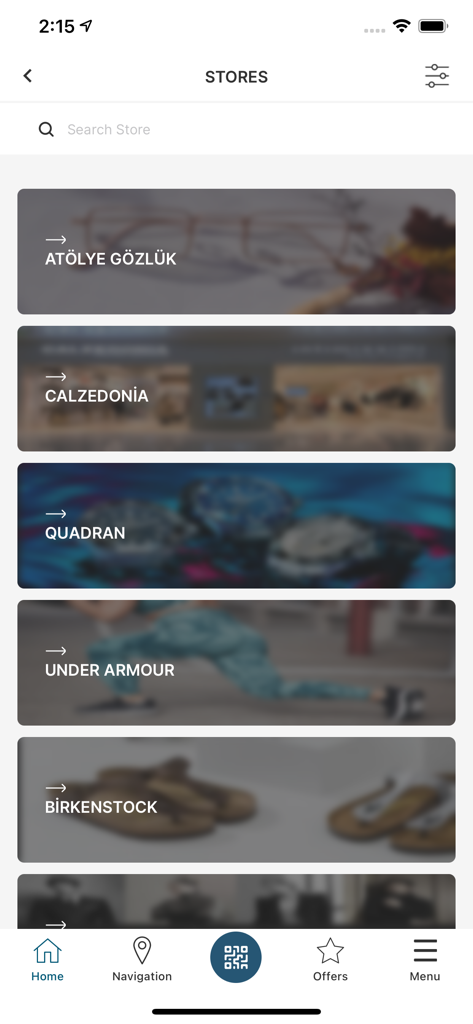 Elenco dei negozi nell'app Galataport Istanbul che include marchi internazionali come Under Armour e Birkenstock.