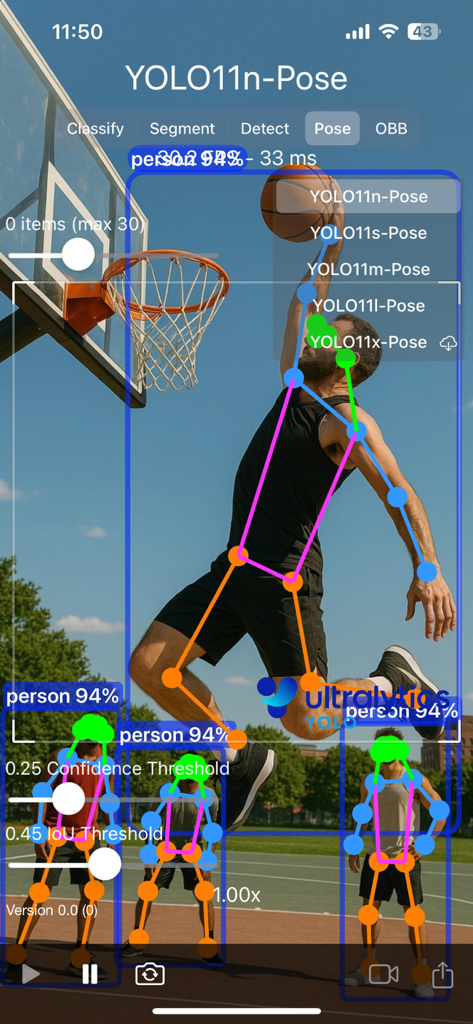 Ultralytics YOLO - Interface do aplicativo móvel Ultralytics YOLO mostrando estimativa de pose IA em tempo real e rastreamento esquelético de jogadores de basquete.