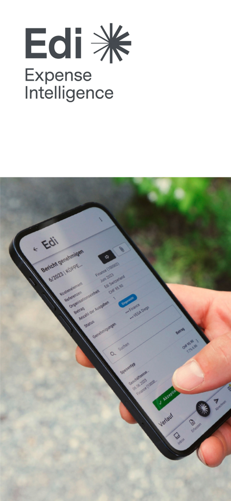プロフェッショナルがスマートフォンでEdi Expenseアプリを使用して経費レポートを確認・承認している様子