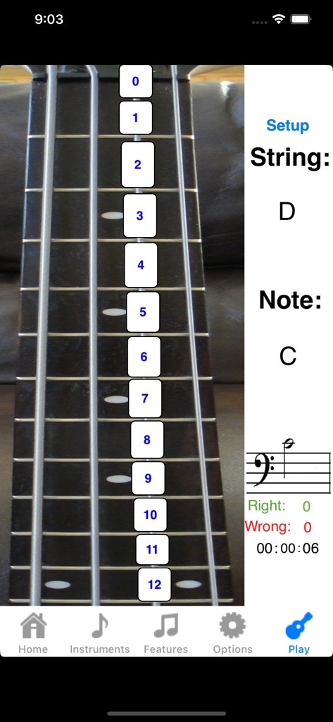 Super Guitar Fretboard Addict - Interface do aplicativo Super Guitar Fretboard Addict mostrando um exercício de identificação de notas no braço de um baixo com notação musical