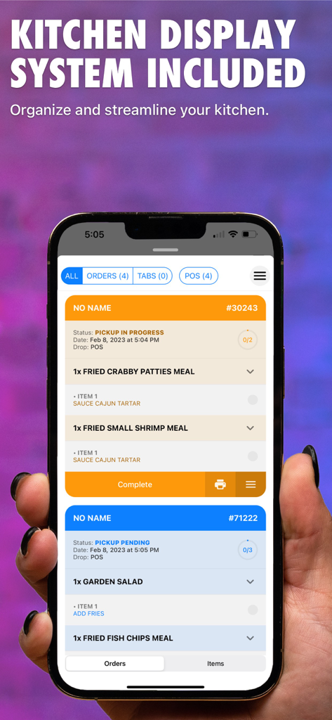 CASHDROP - Una pantalla de smartphone mostrando el sistema de pantalla de cocina de CASHDROP con pedidos activos de comida y estados de recogida