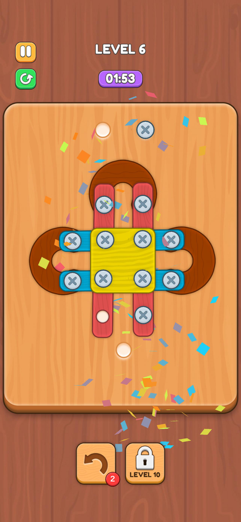 Una schermata di gioco di logica con viti mostra colorate piastre fissate con viti su uno sfondo di legno con coriandoli