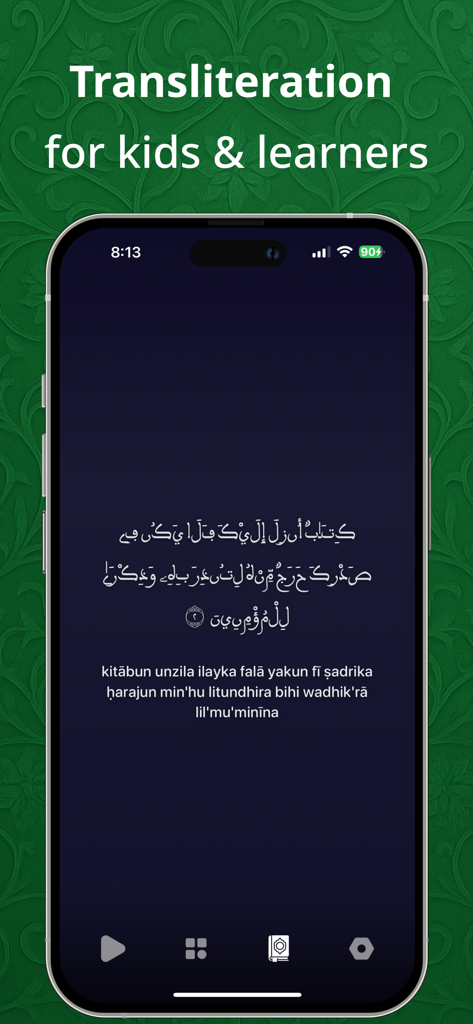 Quran-App-Oberfläche, die arabische Kalligraphie mit englischer Transliteration für Kinder und Lernende zeigt.