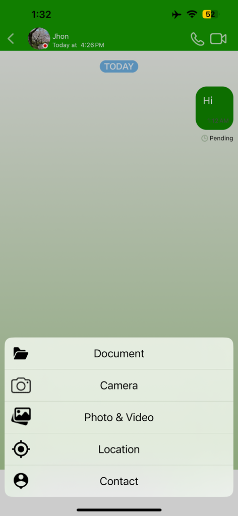NZ Chat - Una captura de pantalla de la app móvil NZ Chat que muestra un menú abierto con opciones para enviar documentos, fotos, videos, ubicaciones y contactos en un chat privado.