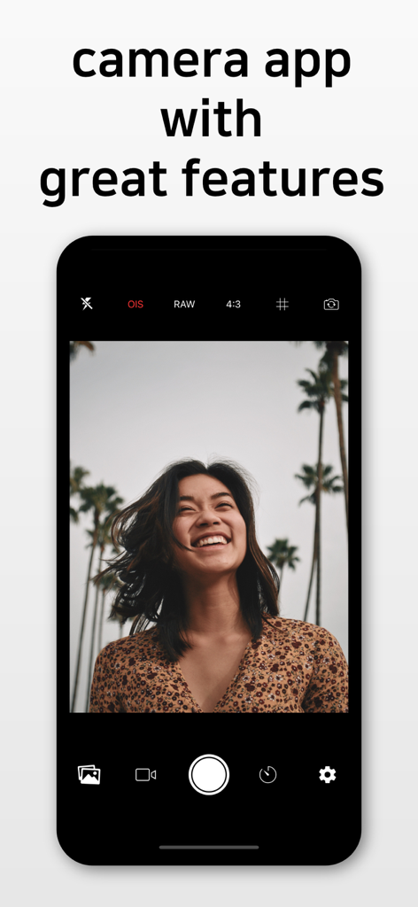 Interface do aplicativo MiraCamera mostrando recursos de foto profissional como RAW e OIS com um retrato de uma mulher sorrindo
