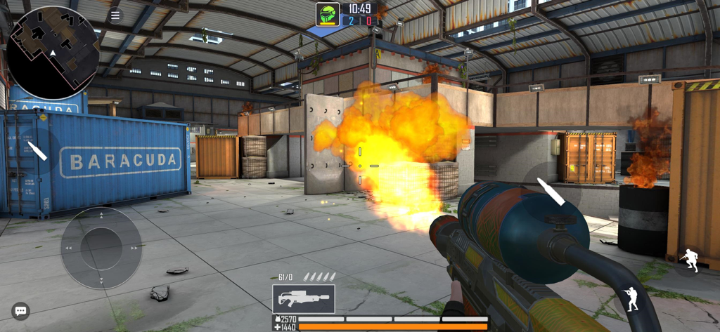 Perspective à la première personne d'un joueur assistant à une grosse explosion dans un entrepôt pendant un match de Tactical OPS