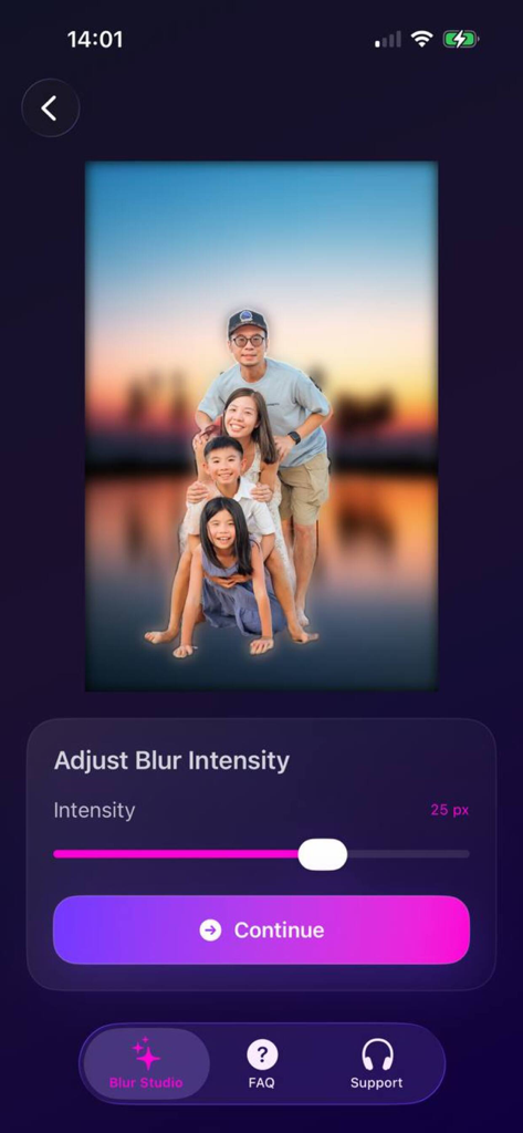 Uma interface de aplicativo móvel mostrando um retrato de família com um fundo desfocado e um controle deslizante para ajustar a intensidade do desfoque.
