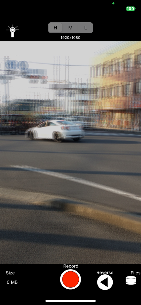 ReversePlaybackアプリのカメラインターフェース。録画および逆再生コントロールを備えた、動いている白い車が表示されています。