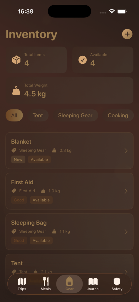 FireCamp - Pocket Guide - Una captura de pantalla de la pantalla de inventario de equipo de la aplicación FireCamp mostrando una lista de equipos de campamento con detalles de peso y disponibilidad.