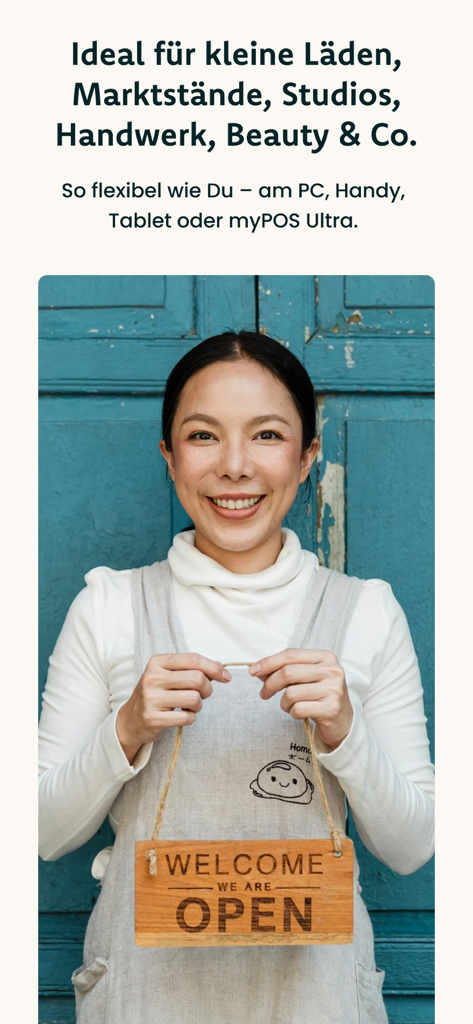 kassemo Registrierkasse - Geschäftsinhaber hält ein offenes Schild für die kassemo mobile Registrierkasse