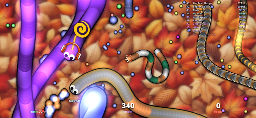 slither.io - Bunte Schlangen mit individuellen Skins, die in einem slither io Match auf Herbstlaub gegeneinander antreten