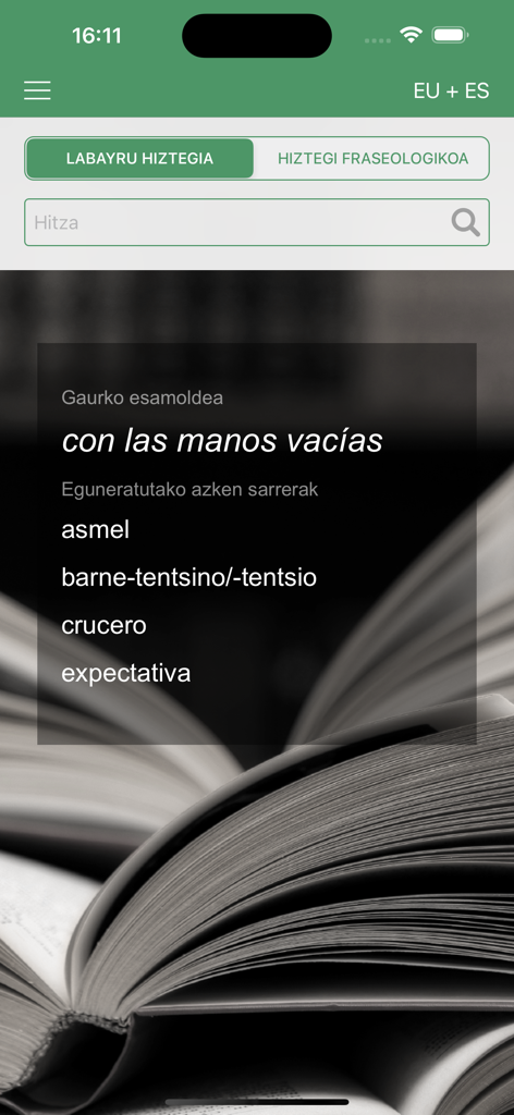 Labayru Hiztegia - Pantalla de inicio de la aplicación del diccionario vasco-español Labayru Hiztegia que muestra una barra de búsqueda y una expresión diaria sobre un fondo de libro.