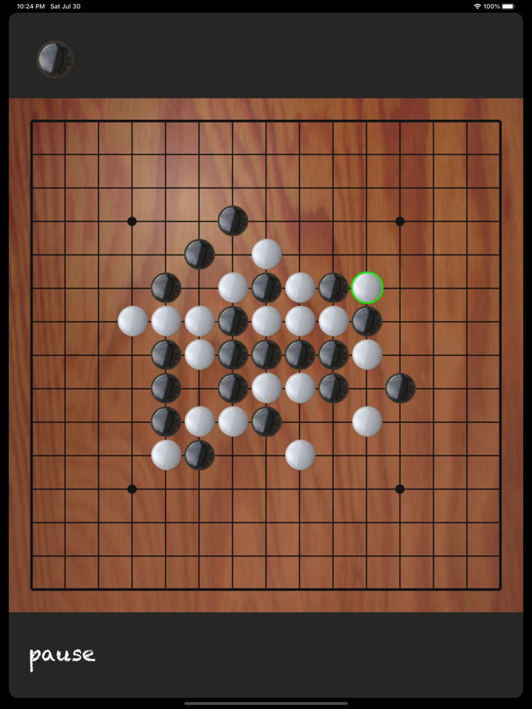 五子棋-双人对战 - Gomoku board game with black and white stones on a wooden background