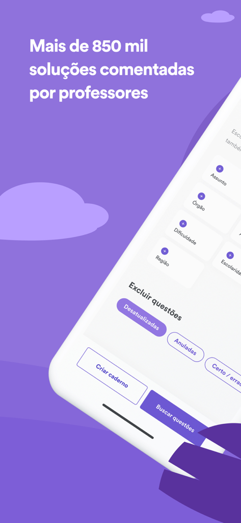 Estratégia Concursos - Interface of the Estratégia Concursos app showing question search filters and teacher-commented solutions.