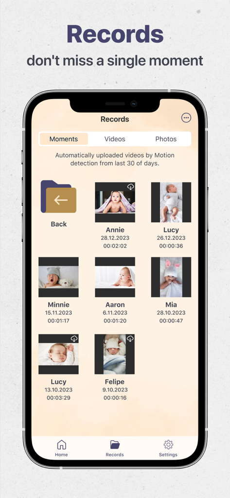 Una schermata dello smartphone che mostra una collezione di video e foto registrati del bambino nell'app Baby Monitor 5G