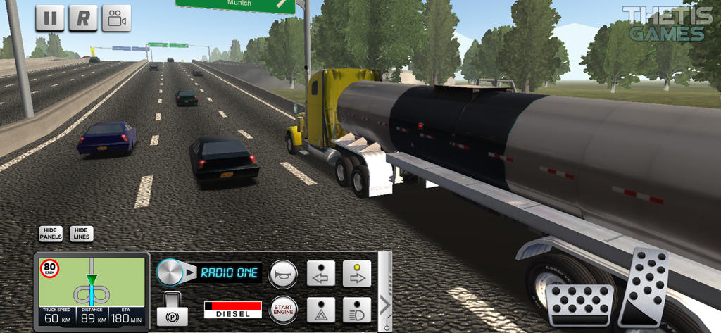 Truck Simulator 2 - Europe - Un camión amarillo transportando un gran remolque cisterna en una autopista europea con una interfaz de tablero detallada en Truck Simulator 2 Europe.