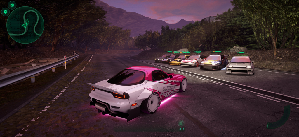 Un coche personalizado rosa y blanco con luces de neón debajo en una reunión de coches al atardecer en Static Shift Racing.
