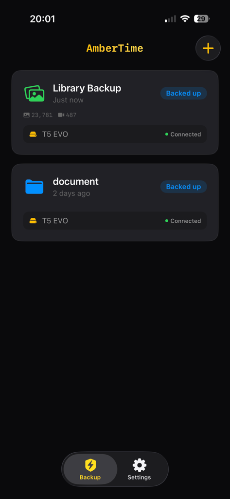 AmberTime - Offline Backup - Le tableau de bord de l'application AmberTime montrant l'état de la sauvegarde pour une photothèque et un dossier de documents sur un disque externe