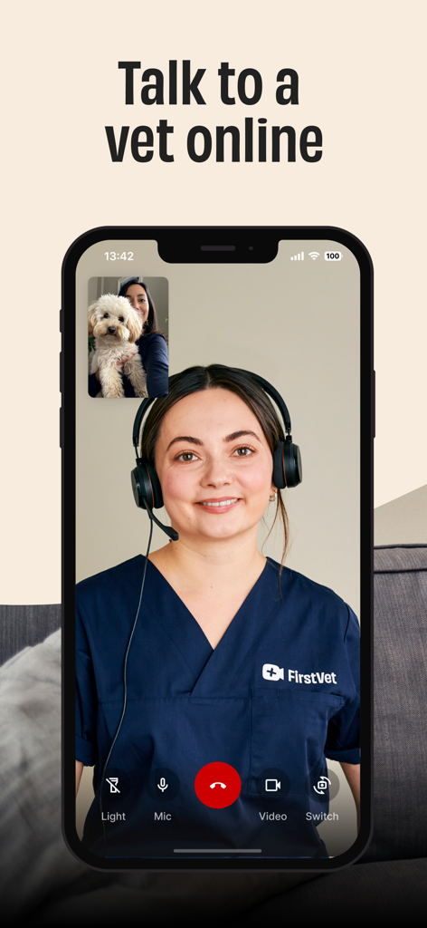 Ein Videoanruf auf einem Smartphone zwischen einem Haustierbesitzer mit einem Hund und einem professionellen Tierarzt über die FirstVet-App