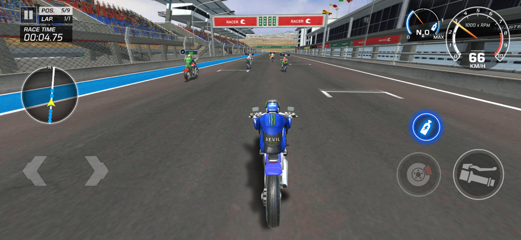 Moto Racer: Bike Racing Game - Vista en tercera persona de una moto azul compitiendo en un circuito de carreras profesional.