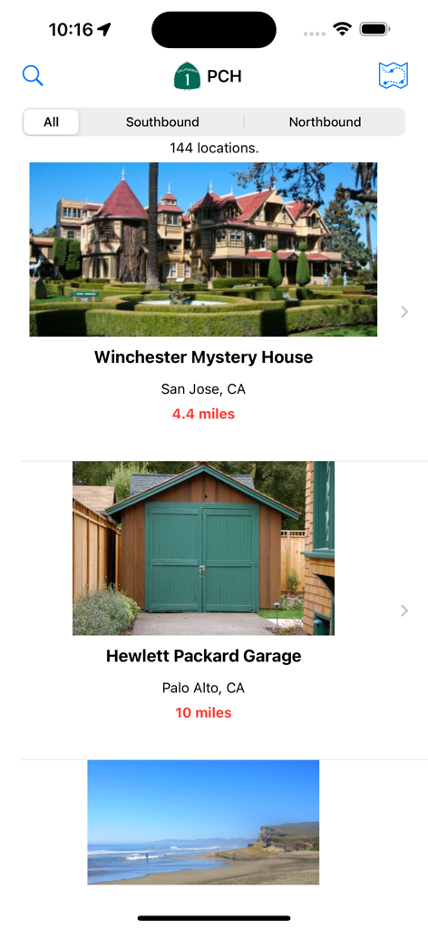 Interfaz de la aplicación móvil que muestra una lista de lugares de viaje seleccionados a lo largo de la Pacific Coast Highway, incluida la Winchester Mystery House.