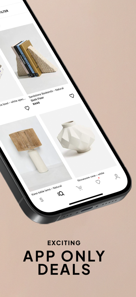 Superbalist | Fashion App - Un smartphone montrant l'application Superbalist avec des articles de décoration intérieure comme des serre-livres et des vases avec une promotion pour des offres exclusives à l'application.