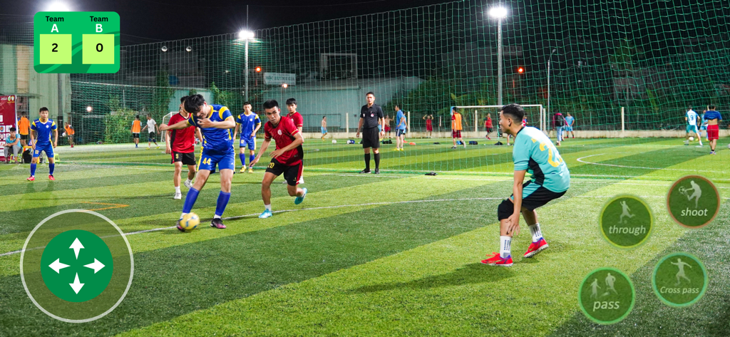 Football Pro Soccer+ - Captura de tela do aplicativo Football Pro Soccer mostrando uma partida de futebol com controles de jogabilidade virtual e um placar