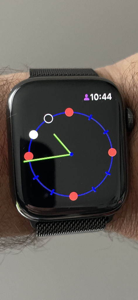 Spot o'clock - Apple Watch exibindo o padrão Spot o clock para usuários com baixa visão
