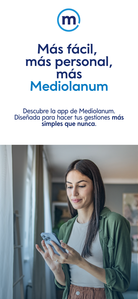 Banco Mediolanum España - Una mujer usando la aplicación de banca móvil de Banco Mediolanum en su smartphone