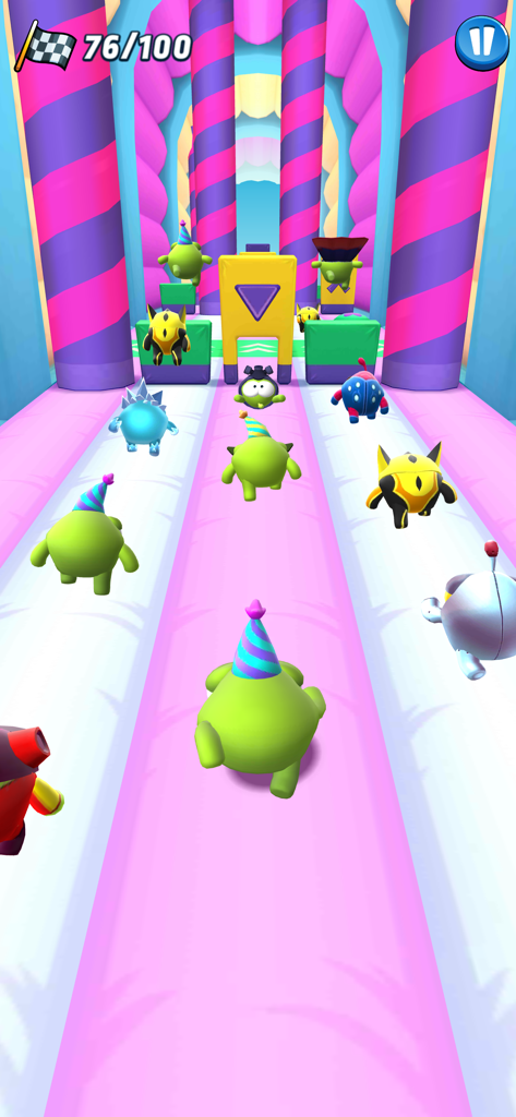 Om Nom: Run - Om Nom et d'autres personnages avec des chapeaux de fête faisant la course sur une piste rose et blanche