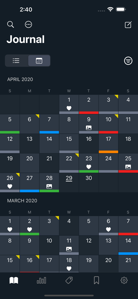 Dreams: Your dream journal - Una vista de calendario mensual con tema oscuro en la aplicación Dreams que muestra entradas de sueño y sueños registrados con iconos de estado de ánimo y medios.