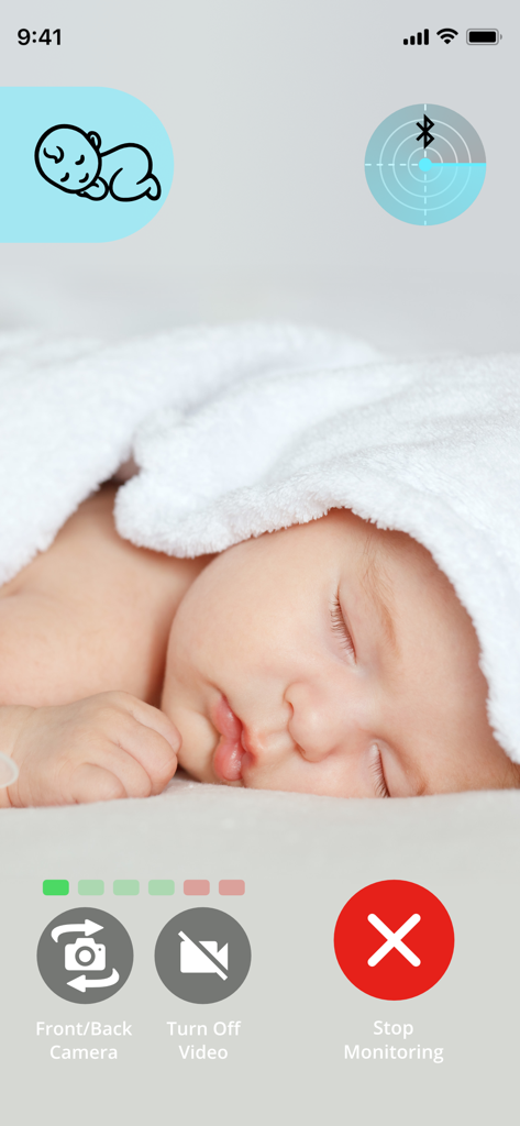 Baby Monitor TEDDYのライブビデオモニタリング画面に、眠っている赤ちゃんが表示され、コントロールボタンが付いている