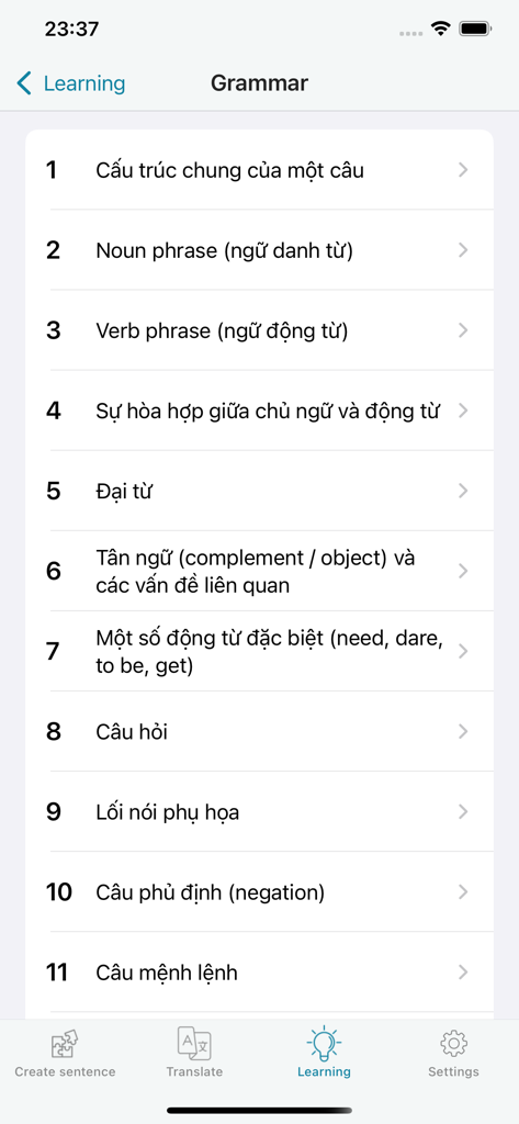 Interfaccia dell'app TFlat che mostra un elenco di lezioni di grammatica inglese in vietnamita per studenti di lingue.
