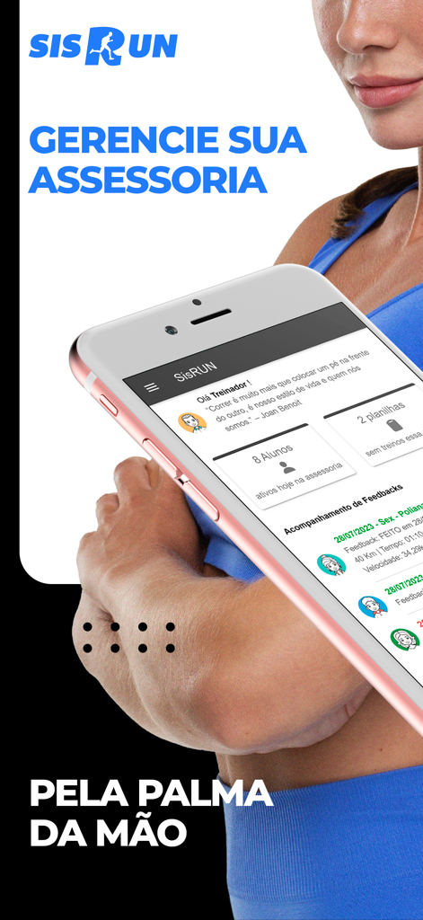 SisRUN Coach - Um treinador segurando um smartphone exibindo o painel do aplicativo SisRUN Coach com recursos de gestão de atletas e feedback de treino.